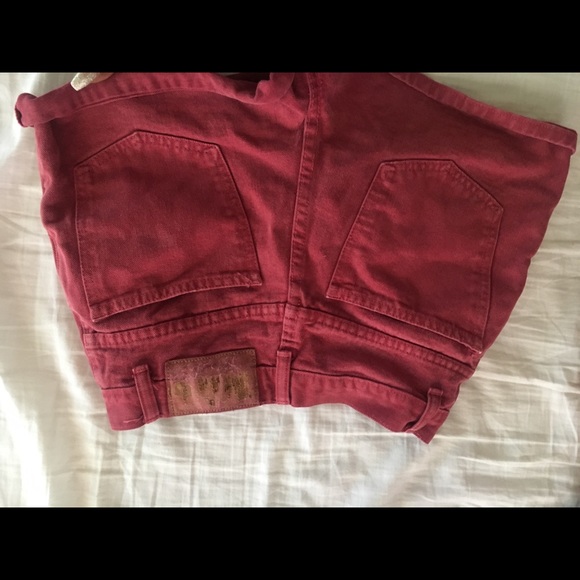 woman’s shorts - Picture 2 of 3
